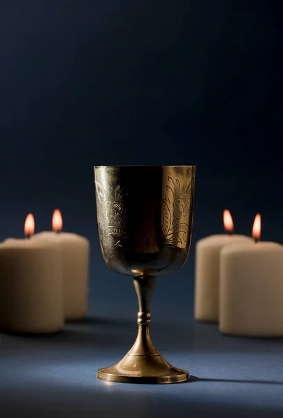 Guldkalk Altare Med Ljus Och Lågor Blå Altare Mörkbrun Bakgrund — Stockfoto