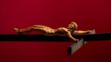 Hıristiyan haçı ve kırmızı arka plan