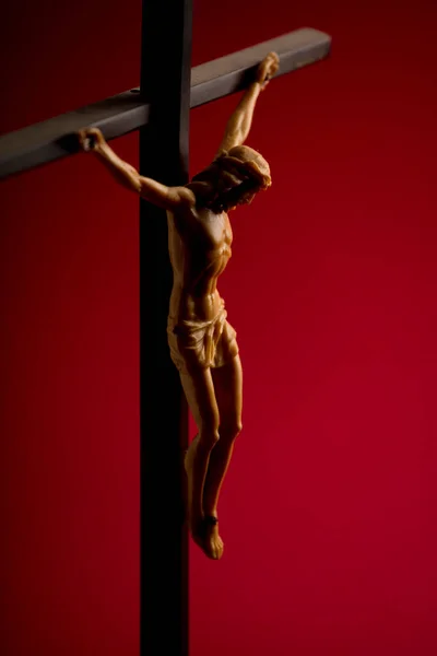 Crucifijo Cristiano Fondo Rojo — Foto de Stock
