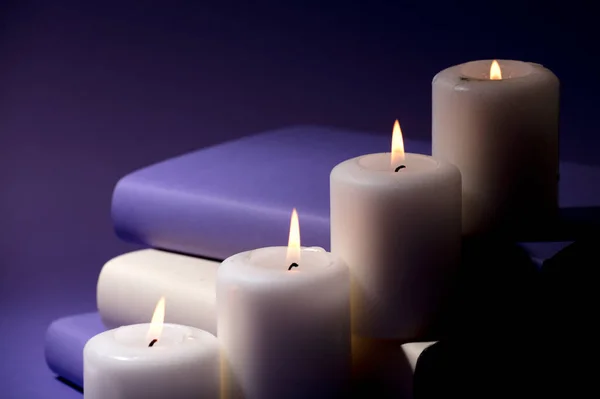 Свечи Книги Фиолетовым Фоном — стоковое фото