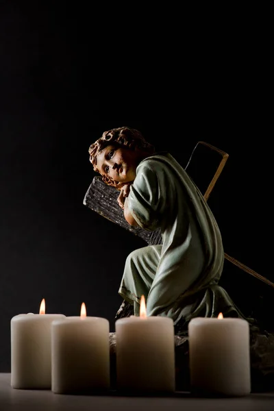 Estátua Jesus Cristão Criança Com Velas Fundo Preto — Fotografia de Stock