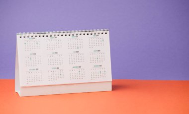 2024 yıllı masa takvimi ve günler, mor ve turuncu masa.