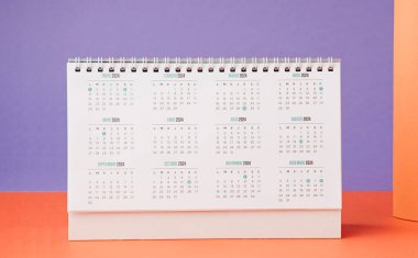 2024 yıllı masa takvimi ve günler, mor ve turuncu masa.