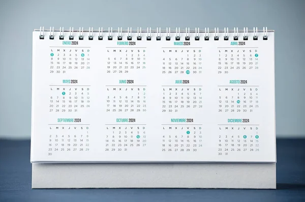 Calendario Escritorio Con Año 2024 Días Escritorio Azul —  Fotos de Stock