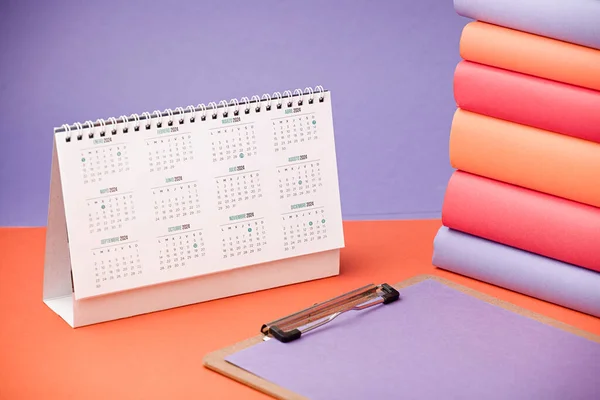 Календарь 2024 Годом Днями Фиолетовом Оранжевом Столе — стоковое фото
