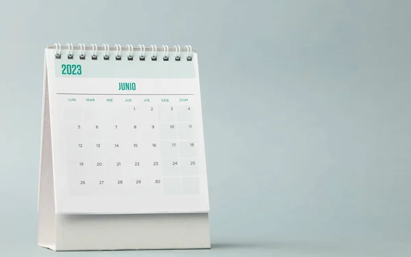2023年6月のデスクカレンダー青灰色の背景 — ストック写真