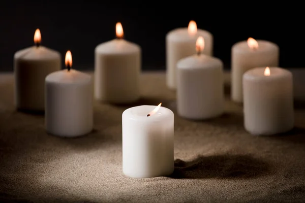 Kerzen Mit Brennender Flamme Sand — Stockfoto