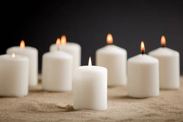 Kerzen Mit Brennender Flamme Sand — Stockfoto
