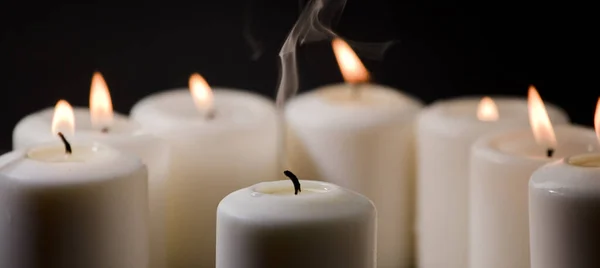 蜡和烟的蜡烛 周围是蜡烛和燃烧的火焰 — 图库照片