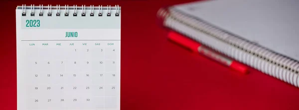 Ein Kalender Auf Dem Schreibtisch Mit Dem Jahr 2023 Juni — Stockfoto