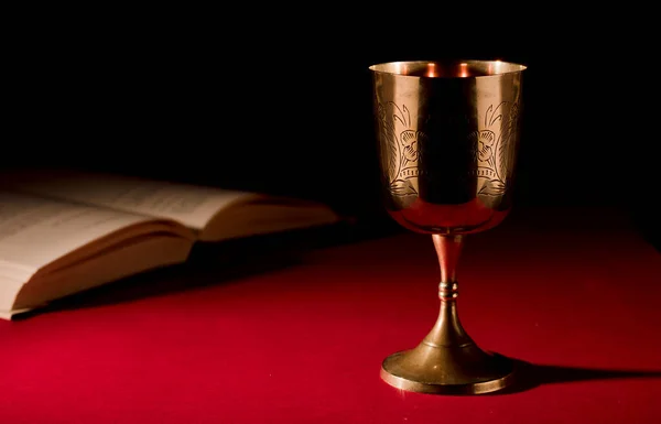 Христианская Чаша Открытой Библией Красном Фоне — стоковое фото