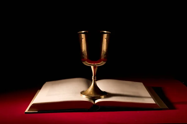 Христианская Чаша Открытой Библии Сильным Красным Фоном Христианской Чаши Открытом — стоковое фото