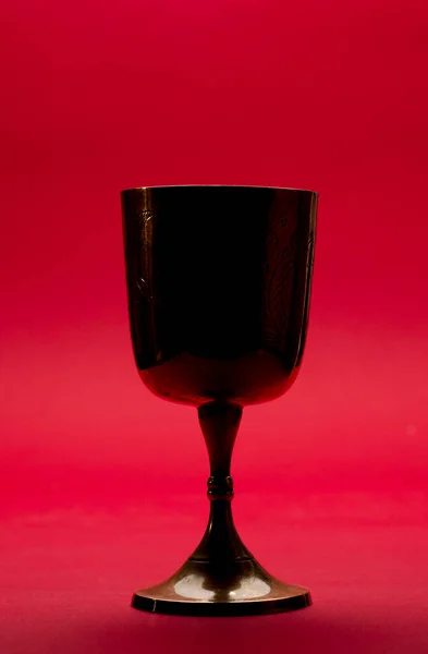 Силуэт Чаши Кристиана Красным Фоном — стоковое фото