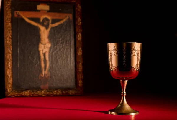 圣坛上的基督教圣杯钉在十字架上 耶稣的画像 红色背景浓重 — 图库照片