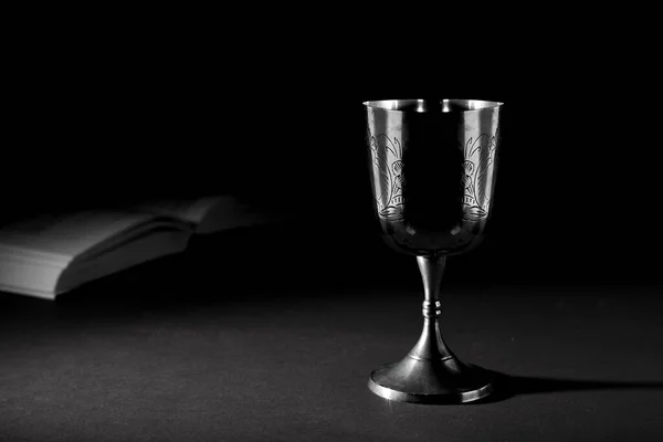 Христианская Чаша Открытой Библией Заднем Плане Черно Белая Фотография — стоковое фото