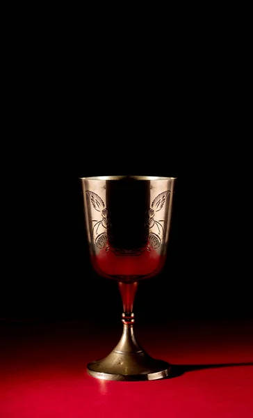 Золотая Чаша Изолированы Красном Алтаре Черном Фоне — стоковое фото