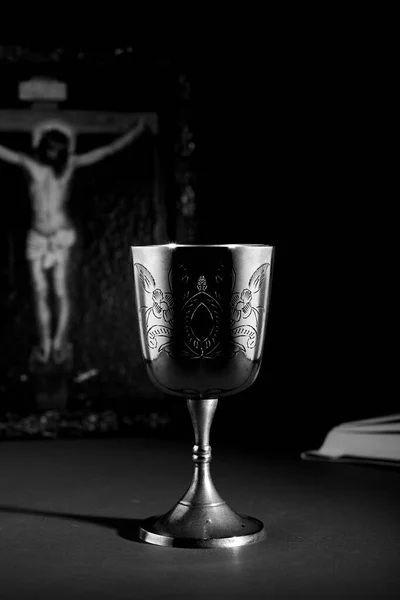 Золотая Чаша Изображением Распятого Христа Черно Белая — стоковое фото