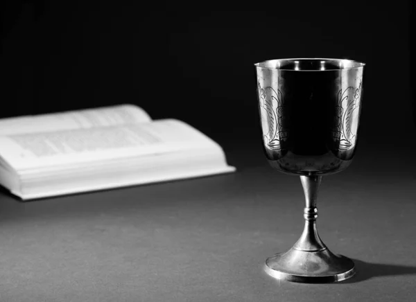 Arany Kamra Nyitott Bibliával Fekete Fehér — Stock Fotó