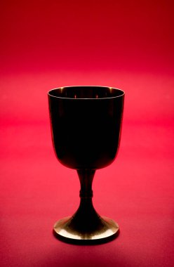 Hıristiyan Kadehi. Kızıl, koyu renk arka plan.