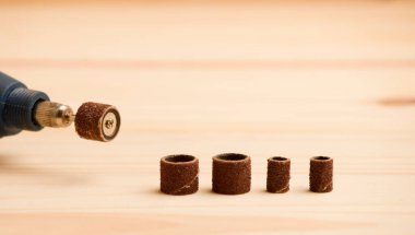 Çalışma masasında, Dremel makinesiyle farklı ölçü ve boyutlarda zımpara kağıdı