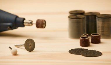 Dremel makinesiyle disk ve öğütücüleri çalışma masasında keserek.