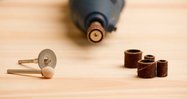 Dremel makinesiyle disk ve öğütücüleri çalışma masasında keserek.