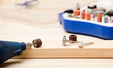 Dremel makinesindeki diski aksesuarlarla, çalışma masasındaki