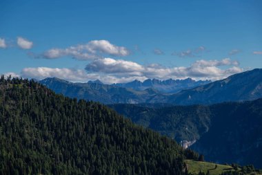 Bulutlar sabah erkenden dağlarda
