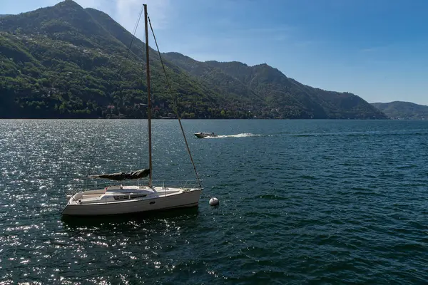 Güzel bir günde göle giden tekne ve mekik.