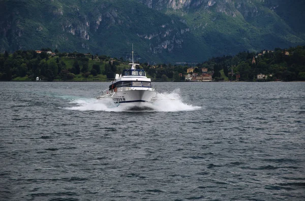  Güzel bir günde göle giden mekik.