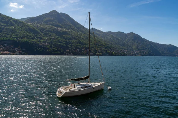 Güzel bir günde göle giden mekik.