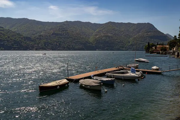 Güzel bir günde göle giden tekneler.