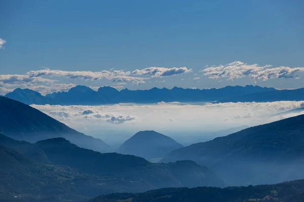 Bulutlar sabah erkenden dağlarda