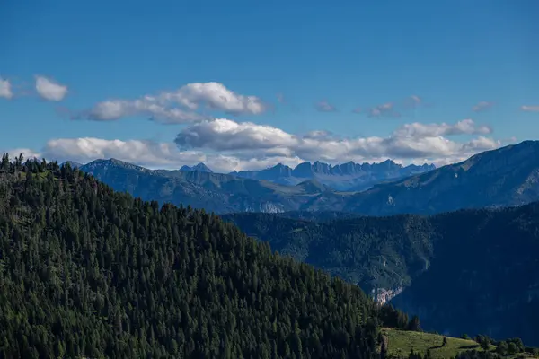 Bulutlar sabah erkenden dağlarda