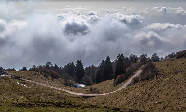 Bulutlar sabah erkenden dağlarda