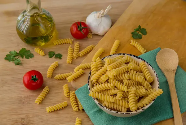 İtalyan makarnası için çiğ makarna malzemeleri.