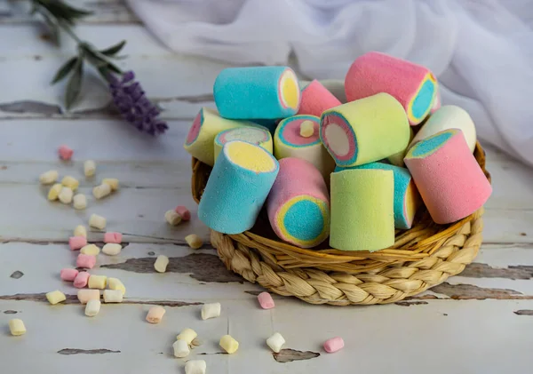 Beyaz arka planda beyaz tencerede renkli şekerlemeler