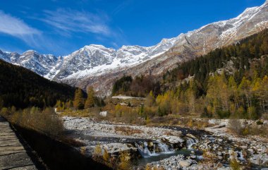 Karla kaplı dağ zirvesi. Monte Rosa