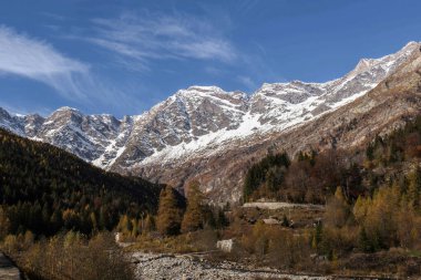 Dağ manzarası. Dağların zirvesinde kar