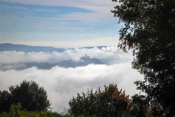 Gökyüzü. Dağlardaki sisin mistik sabah fotoğrafı..