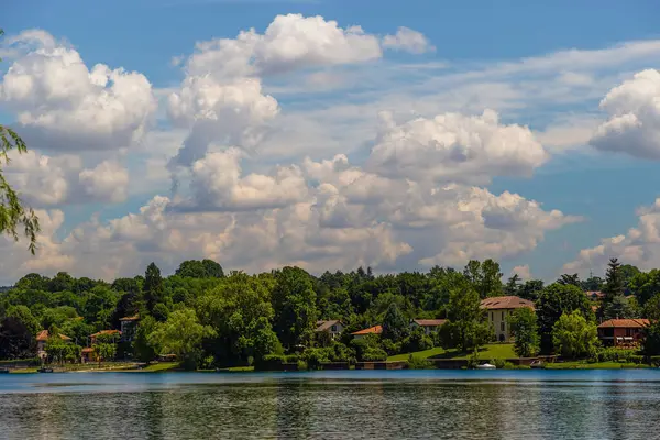 Göl manzarası ve mavi gökyüzü ile güzel beyaz bulutlar