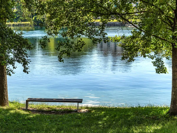 Göl manzaralı bank, muhteşem ve rahatlatıcı.