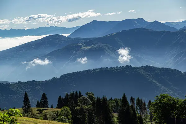 Krajobraz Górski Wspaniała Poranna Mgła — Zdjęcie stockowe