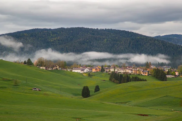 Krajobraz Górski Domami Podnóża Góry Wspaniałą Poranną Mgłą — Zdjęcie stockowe
