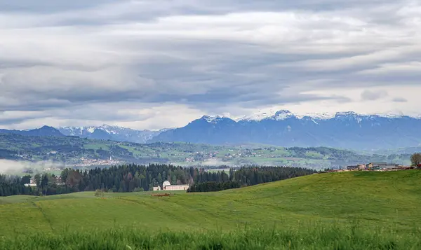 Krajobraz Górski Domami Podnóża Góry Wspaniałą Poranną Mgłą — Zdjęcie stockowe