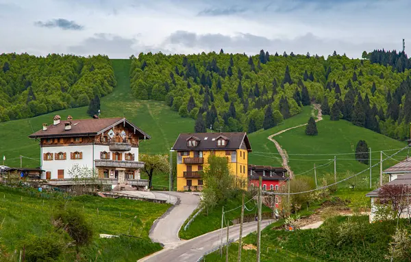 Dağların eteklerinde evleri olan muhteşem bir sabah sisi olan dağ manzarası..