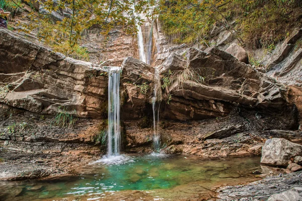 Zümrüt renkli suyla dere şelalesi olan manzara