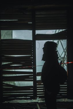 Terk edilmiş vadide genç bir gezgin. Yüksek kalite fotoğraf