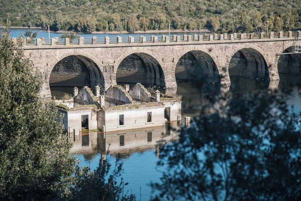Terk edilmiş ev, Lago Omodeo Sardinia. Yüksek kalite fotoğraf