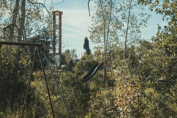 Terk edilmiş çocukların oyun parkları, urbeks keşifleri. Yüksek kalite fotoğraf